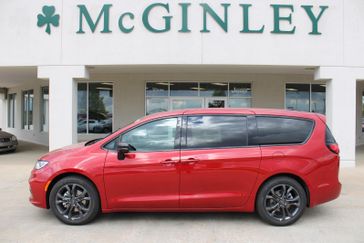New 2026 Chrysler Pacifica Select