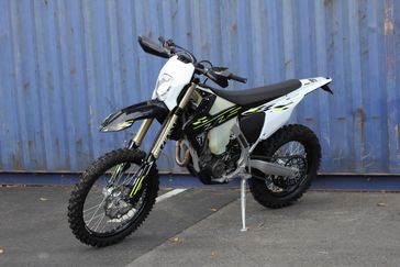 JET BLACK/PURE WHITE
