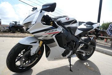 2025 HONDA CBR1000RR ABS PEARL WHITE in a PEARL WHITE exterior color. Family PowerSports (877) 886-1997 familypowersports.com 