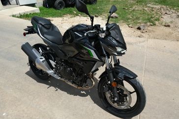 2025 KAWASAKI Z500 ABS METALLIC SPARK BLACK AND METALLIC MATTE GRAPHENESTEEL GRAY 