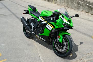 2025 KAWASAKI NINJA ZX6R KRT EDITION LIME GREEN AND EBONY AND PEARL BLIZZARD WHITE 