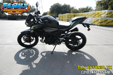 2025 KAWASAKI Z500 ABS METALLIC SPARK BLACK AND METALLIC MATTE GRAPHENESTEEL GRAY