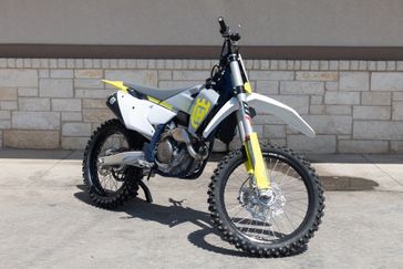 2024 HUSQVARNA FC 250 in a WHITE exterior color. Family PowerSports (877) 886-1997 familypowersports.com 
