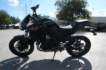 2025 KAWASAKI Z650 METALLIC MATTE DARK GRAY AND METALLIC SPARK BLACK