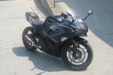 2025 KAWASAKI NINJA 500 ABS METALLIC FLAT SPARK BLACK AND METALLIC SPARK BLACK AND MOONDUST GRAY 