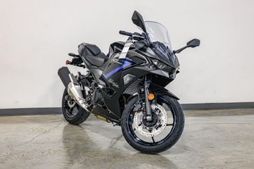 2025 Kawasaki NINJA 500 SE ABS METALLIC FLAT SPARK BLACK AND METALLIC SPARK BLACK AND METALLIC MOONDUST GRAY