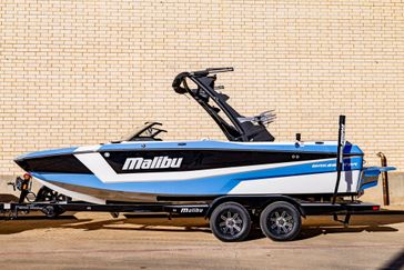 2024 MALIBU 21 LX  in a WHITE-BLUE exterior color. Family PowerSports (877) 886-1997 familypowersports.com 