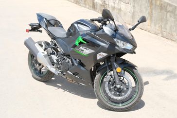 2023 KAWASAKI NINJA 400 ABS METALLIC CARBON GRAY AND METALLIC MATTE CARBON GRAY 