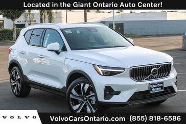 2025 Volvo XC40 B5 Plus Bright Theme