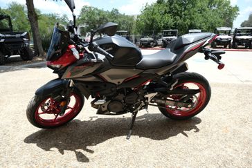 2024 KAWASAKI Z500 SE ABS CANDY PERSIMMON RED AND METALLIC FLAT SPARK BLACK AND METALLIC MATTE GRAPHENESTEEL GRAY