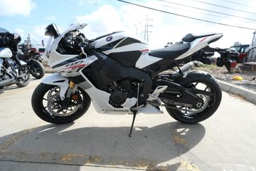 2025 HONDA CBR1000RR ABS PEARL WHITE in a PEARL WHITE exterior color. Family PowerSports (877) 886-1997 familypowersports.com 