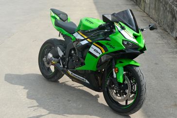 2025 KAWASAKI NINJA ZX6R KRT EDITION LIME GREEN AND EBONY AND PEARL BLIZZARD WHITE 