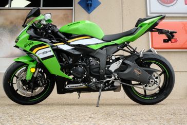 2025 Kawasaki NINJA ZX6R KRT EDITION ABS LIME GREEN AND EBONY AND PEARL BLIZZARD WHITE