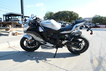 2025 KAWASAKI NINJA ZX4RR ABS METALLIC MATTE WHITISH SILVER AND METALLIC FLAT SPARK BLACK