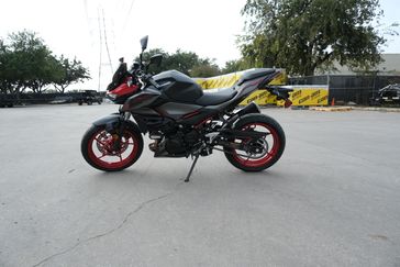 2025 KAWASAKI Z500 SE ABS CANDY PERSIMMON RED AND METALLIC FLAT SPARK BLACK AND METALLIC MATTE GRAPHENESTEEL GRAY