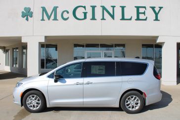 New 2026 Chrysler Pacifica Select