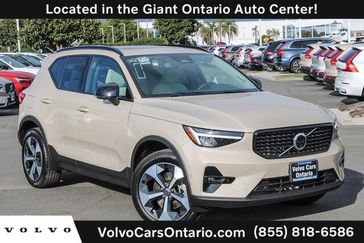 2025 Volvo XC40 B5 Plus Dark Theme