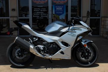 2025 KAWASAKI NINJA 500 METALLIC MATTE WHITISH SILVER AND METALLIC MOONDUST GRAY 