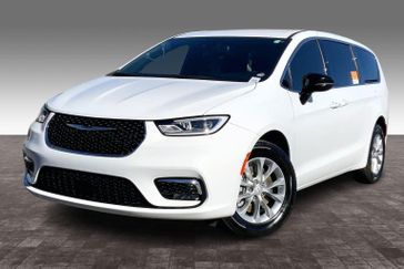 Used 2025 Chrysler Pacifica Select