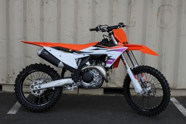 2024 KTM 450 SX-F  in a ORANGE/WHITE exterior color. SoSo Cycles 877-344-5251 sosocycles.com 