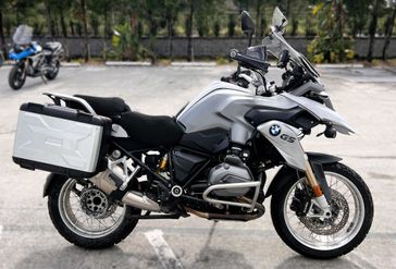 2017 BMW R 1200 GS in a WHITE exterior color. Euro Cycles of Tampa Bay 813-926-9937 eurocyclesoftampabay.com 