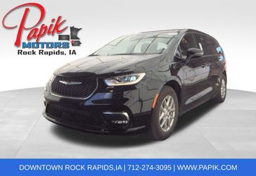 Used 2025 Chrysler Pacifica Select
