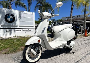 2022 Vespa Sprint in a WHITE exterior color. Euro Cycles of Tampa Bay 813-926-9937 eurocyclesoftampabay.com 