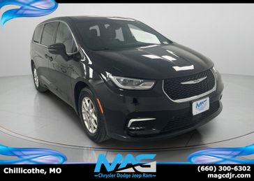 Used 2025 Chrysler Pacifica Select