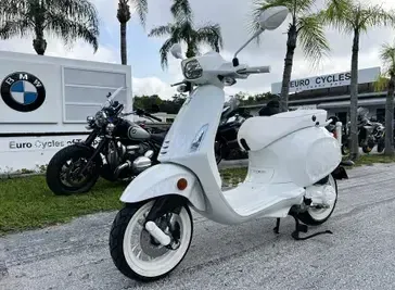 2022 Vespa Sprint in a WHITE exterior color. Euro Cycles of Tampa Bay 813-926-9937 eurocyclesoftampabay.com 