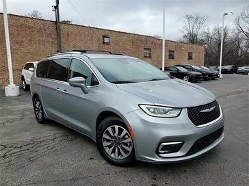 2021 Chrysler Pacifica Hybrid Touring L in a Billet Silver Metallic Clear Coat exterior color and Black/Alloy/Blackinterior. Glenview Luxury Imports 847-904-1233 glenviewluxuryimports.com 