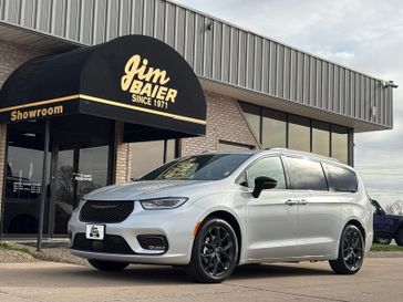 New 2026 Chrysler Pacifica Select