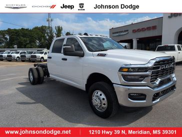 2025 RAM 3500 Tradesman Crew Cab Chassis 4x4 60' Ca Bright White Clear Coat