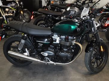 2024 Triumph SPEED TWIN 900 in a COMPETITION GREEN / PHANTOM BLACK exterior color. Engle Motors (816) 241-7554 englemotors.com 