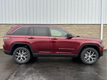 2025 Jeep Grand Cherokee Limited 4x4 in a Velvet Red Pearl Coat exterior color and Wicker Beige/Blackinterior. Wilmington Auto Center Chrysler Dodge Jeep Ram (937) 556-6430 wilmingtonautocentercdjr.com 