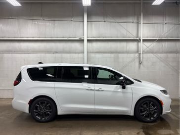 New 2026 Chrysler Pacifica Select