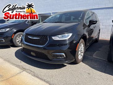 Used 2025 Chrysler Pacifica Select