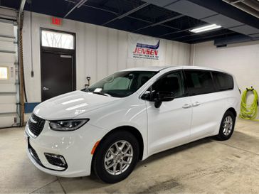 Used 2024 Chrysler Pacifica Touring L in a Bright White Clear Coat exterior color and Black/Alloyinterior. Jensen Chrysler Dodge Jeep Ram 507-354-0542 jensenchryslerdodgejeepram.com 