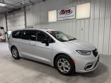 Used 2024 Chrysler Pacifica Limited