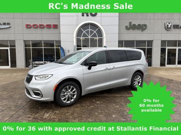 New 2026 Chrysler Pacifica Select Awd