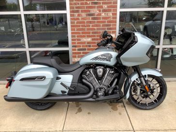 2025 Indian Motorcycle CHALLENGER DARK HORSE 112 RA WITH POWERBAND AUDIO PACKAGE FROST SILVER SMOKE 