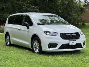New 2026 Chrysler Pacifica Select