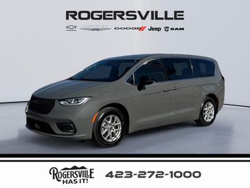 Used 2025 Chrysler Pacifica Select