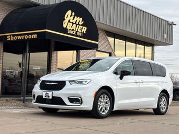 New 2026 Chrysler Pacifica Select