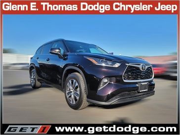 2021 Toyota Highlander XLE in a Midnight Black Metallic exterior color and Graphiteinterior. Glenn E Thomas 100 Years Of Excellence (866) 340-5075 getdodge.com 
