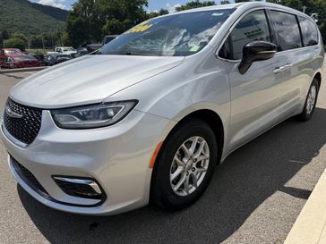 Used 2024 Chrysler Pacifica Touring L