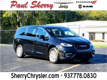 Used 2025 Chrysler Pacifica Select