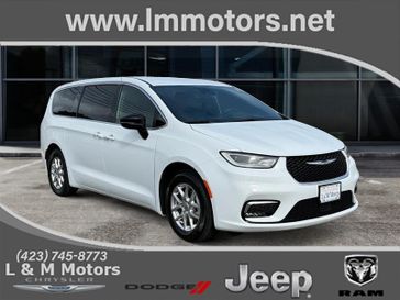 Used 2025 Chrysler Pacifica Select
