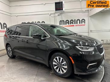 2023 Chrysler Pacifica Hybrid Touring L's photo