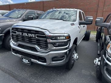 2025 RAM 3500 Tradesman Crew Cab Chassis 4x4 60' Ca Bright White Clear Coat
