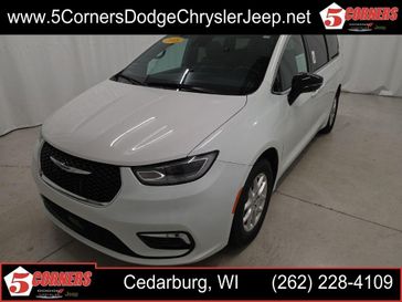 Used 2025 Chrysler Pacifica Select